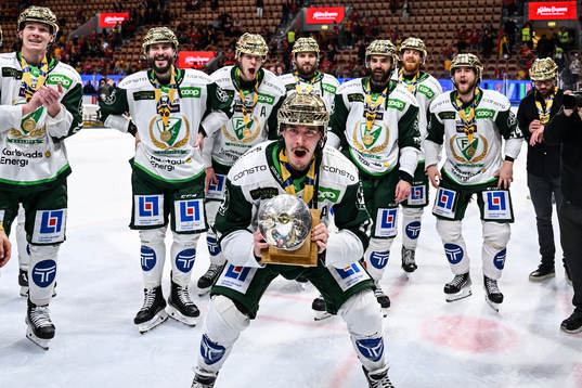 Färjestads Joakim Nygård jublar med pokalen