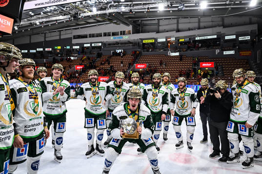 Färjestads Joakim Nygård jublar med pokalen
