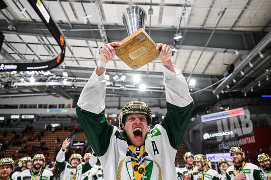 Färjestads Victor Ejdsell jublar med pokalen