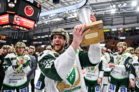 Färjestads Per Åslund jublar med pokalen