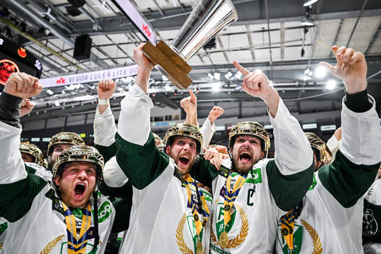 Färjestads Per Åslund och Linus Johansson jublar med