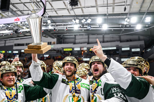 Färjestads Per Åslund och Linus Johansson jublar med