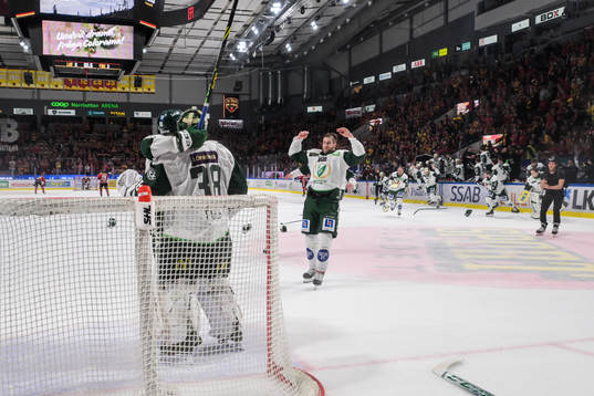 Färjestads målvakt Dominik Furch jublar med lagkamrater