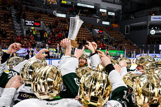 Färjestads spelare jublar med pokalen