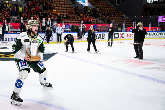 Färjestads Linus Johansson jublar med pokalen