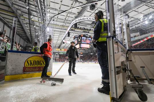 Vaktmästare rensar isen från inkastade föremål