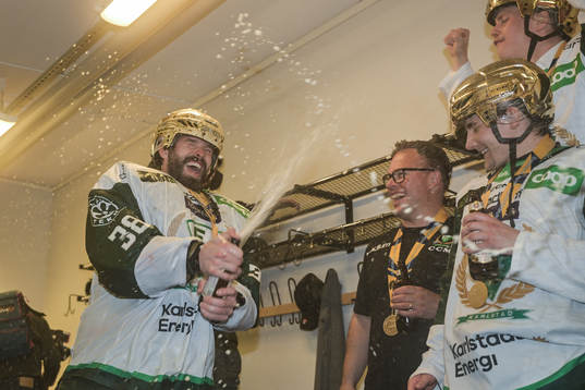 Färjestads målvakt Dominik Furch jublar
