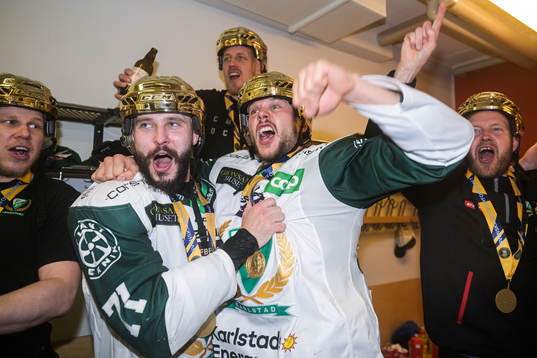 Färjestads Jesse Virtanen och Theodor Lennström jublar