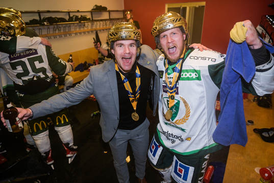 Färjestads tränare Tomas Mitell och Patrik Lundh jublar