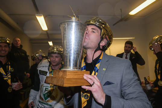 Färjestads tränare Tomas Mitell med pokalen final sju i
