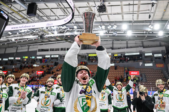 Färjestads Joakim Nygård jublar med pokalen
