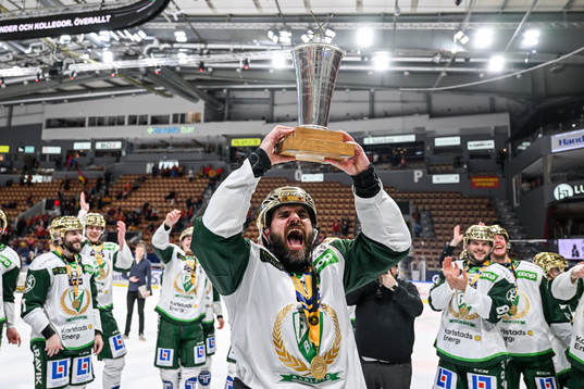Färjestads Martin Johansson jublar med pokalen