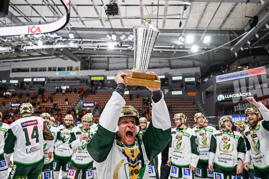 Färjestads Marcus Nilsson jublar med pokalen