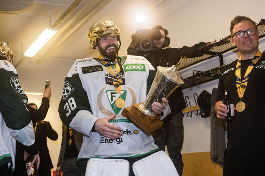 Färjestads målvakt Dominik Furch jublar med pokalen i