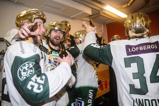 Färjestads Per Åslund och Theodor Lennström jublar i
