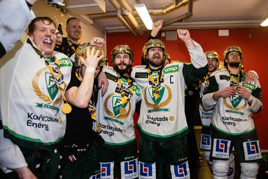 Färjestads Linus Johansson jublar i omklädningsrummet