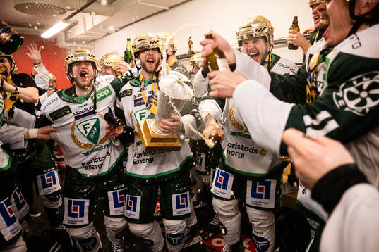 Färjestads Per Åslund jublar med pokalen i