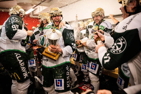 Färjestads Per Åslund jublar med pokalen i