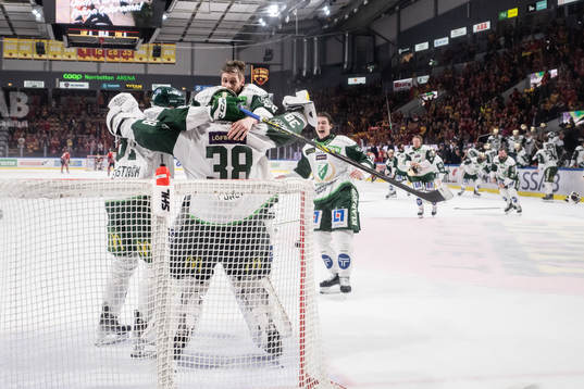 Färjestads Per Åslund och målvakt Dominik Furch jublar