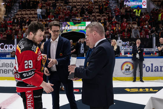 Luleås Erik Gustafsson tar emot sin silvermedalj