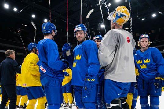 Lucas Wallmark with teammates