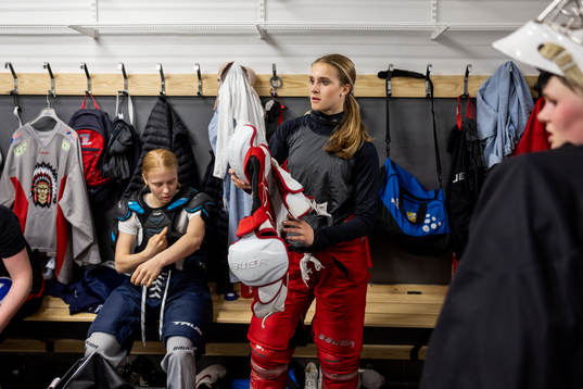Frölundas Emilia Bergeby Hallbeck och Nellie Svensson