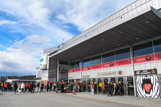 Köer utanför Coop Norrbotten arena
