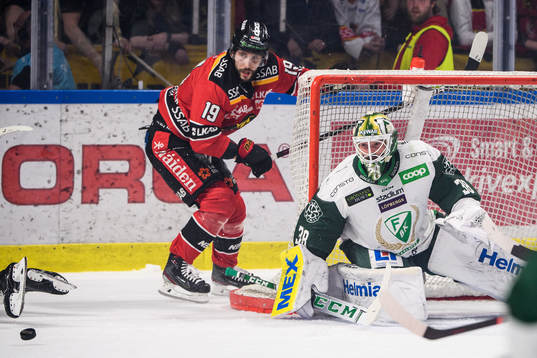 Luleås Konstantin Komarek och Färjestads målvakt Dominik