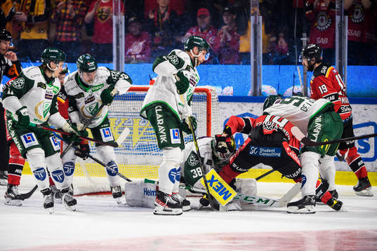 Färjestads målvakt Dominik Furch och Luleås Einar
