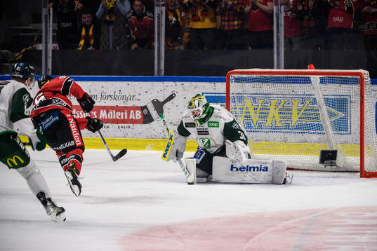 Luleås Pontus Andreasson och Färjestads målvakt Dominik