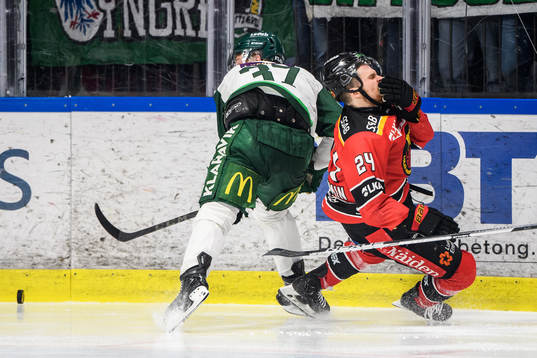 Färjestads Adam Ginning och Luleås Brendan Shinnimin