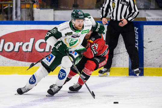 Färjestads Adam Ginning och Luleås Brendan Shinnimin