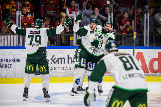 Färjestads Jesse Virtanen jublar med lagkamrater
