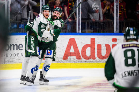 Färjestads Jacob de la Rose och Jesse Virtanen jublar