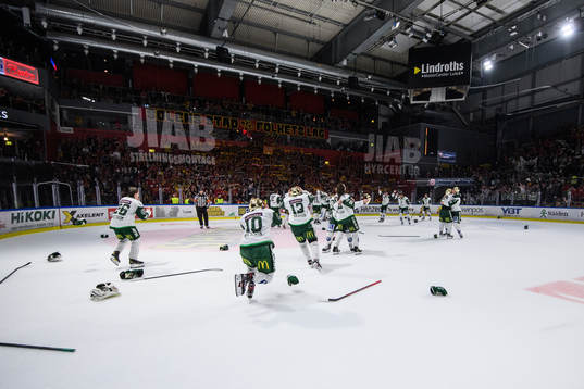 Färjestads spelare jublar vid slutsignalen