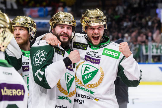 Färjestads Jesse Virtanen och Theodor Lennström jublar