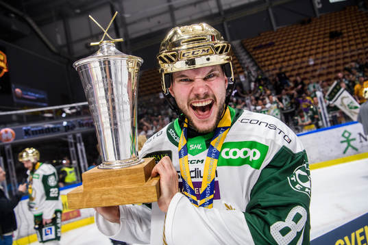 Färjestads Theodor Lennström jublar med pokalen