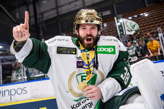 Färjestads målvakt Dominik Furch jublar