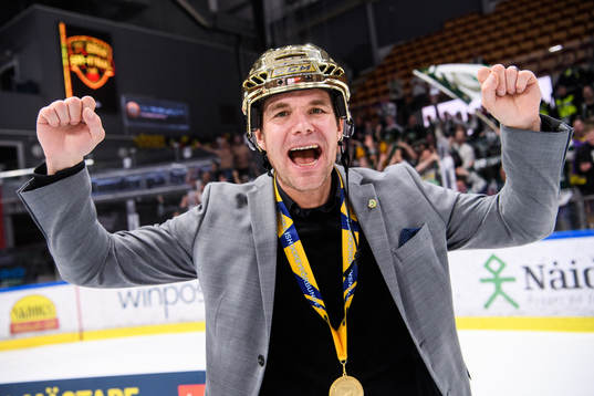 Färjestads tränare Tomas Mitell jublar