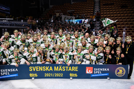 Färjestads spelare och ledare jublar