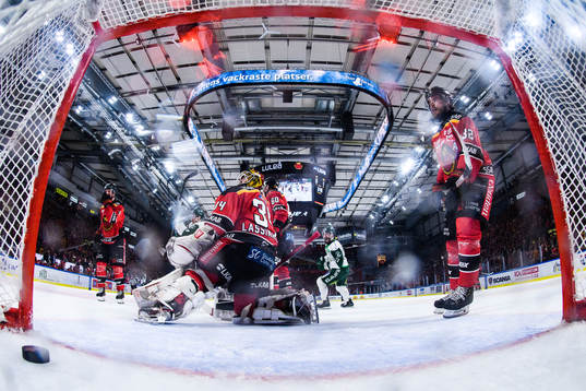 Luleås målvakt Joel Lassinantti och Oscar Engsund deppar