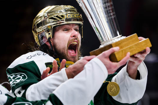 Färjestads Linus Johansson jublar med LeMat