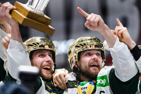 Färjestads Per Åslund och Linus Johansson jublar med LeMat