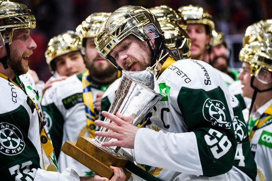 Färjestads Linus Johansson jublar med LeMat