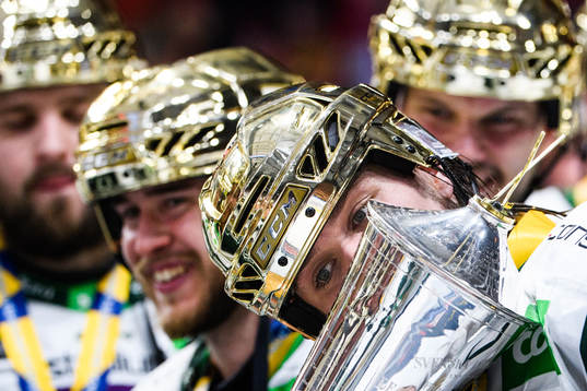 Färjestads Linus Johansson jublar med LeMat