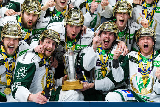 Färjestads Per Åslund jublar med lagkamrater och LeMat
