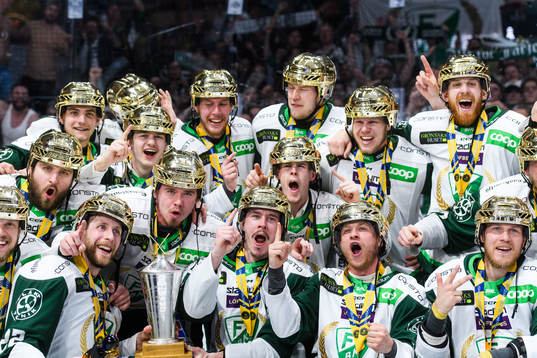 Färjestads Per Åslund jublar med lagkamrater och LeMat