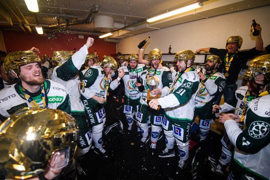 Färjestads Per Åslund och Theodor Lennström jublar med