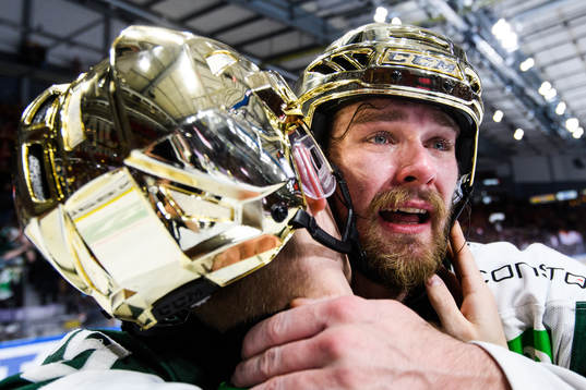 Färjestads Linus Johansson jublar