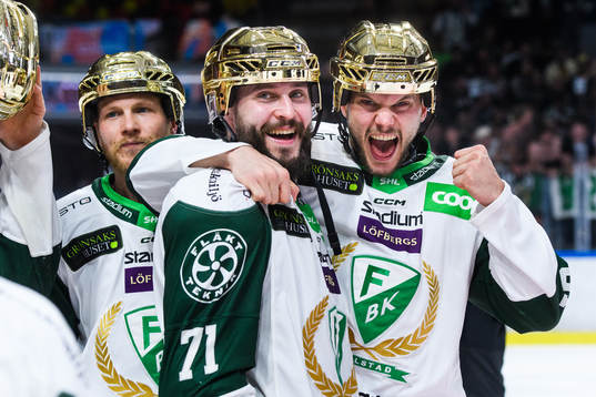 Färjestads Jesse Virtanen och Theodor Lennström jublar